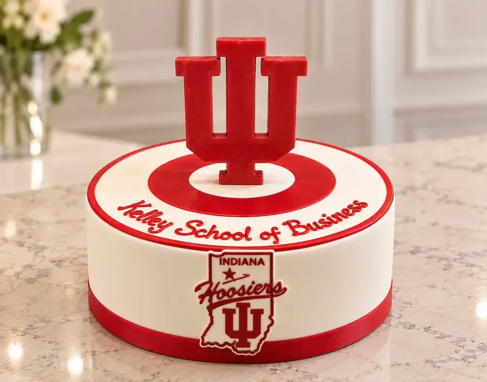 Graduation #18: Sculpted letters and the school seal in the school colors