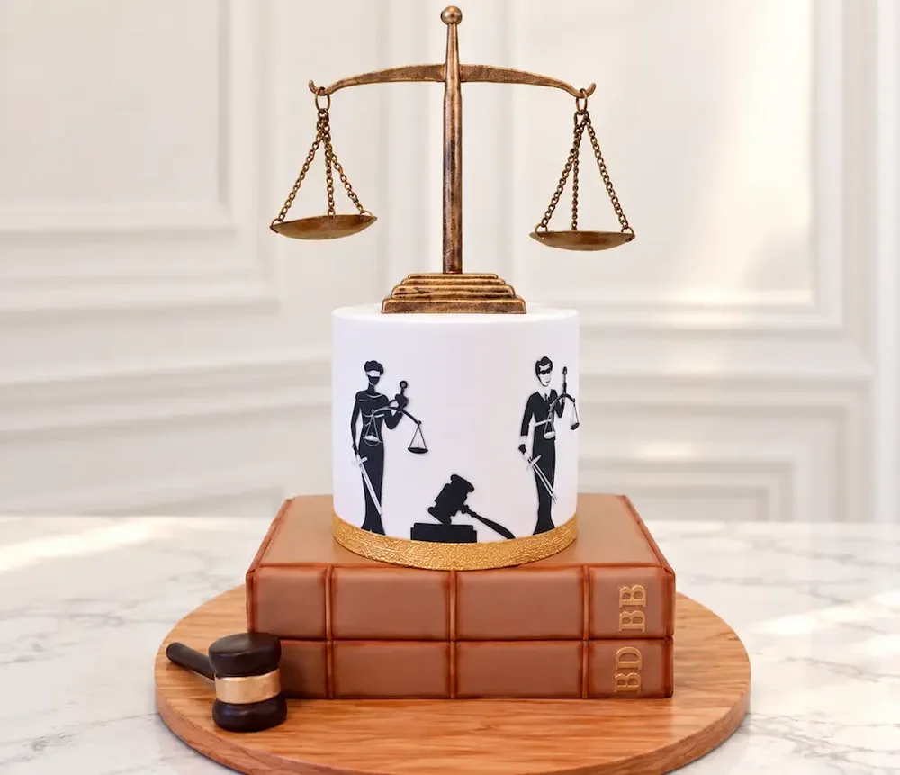 Graduation #19: Scales, gavel and law books modeled in sugar